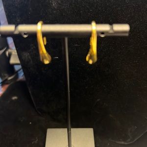 NEW GOLD HOOK EARRINGS DELICATE ELEGANT EVERYDAY WEAR.